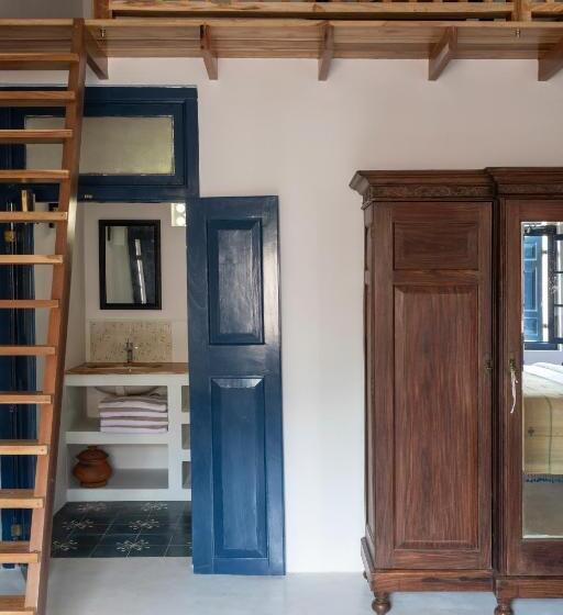 غرفة عائلية, Halcyon Mawella