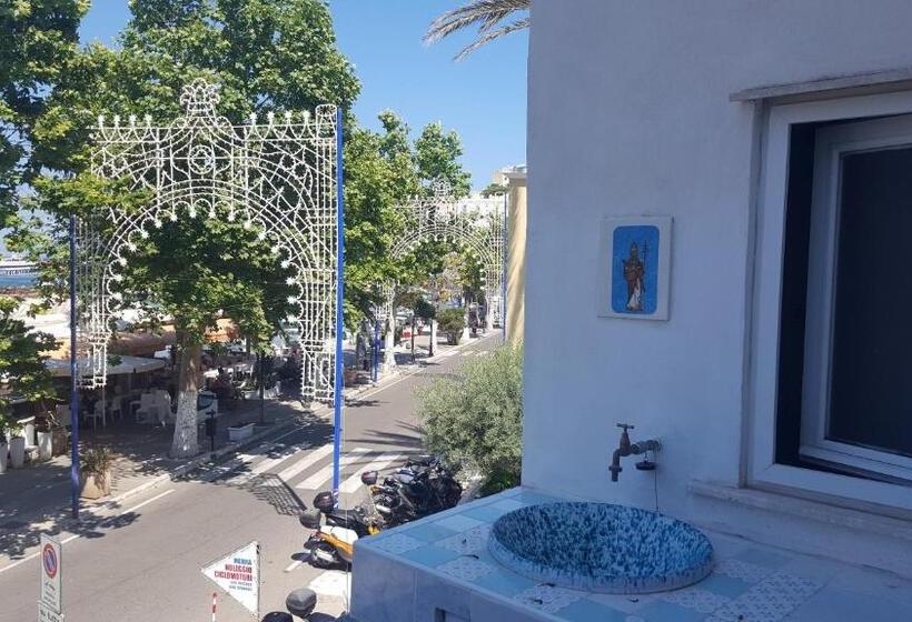 اتاق استاندارد با بالکن و چشم‌انداز دریا, La Casa Sugli Archi