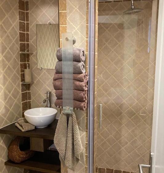 غرفة قياسية مطلة على الجبل, Lou Mistral