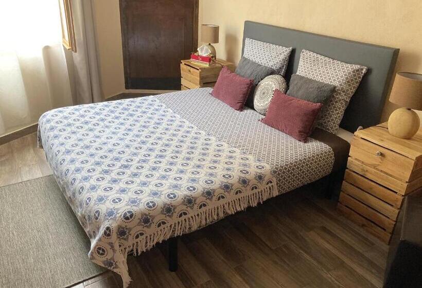 غرفة قياسية مطلة على الجبل, Lou Mistral