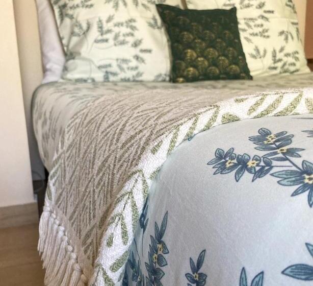 غرفة قياسية داخلية, Lou Mistral