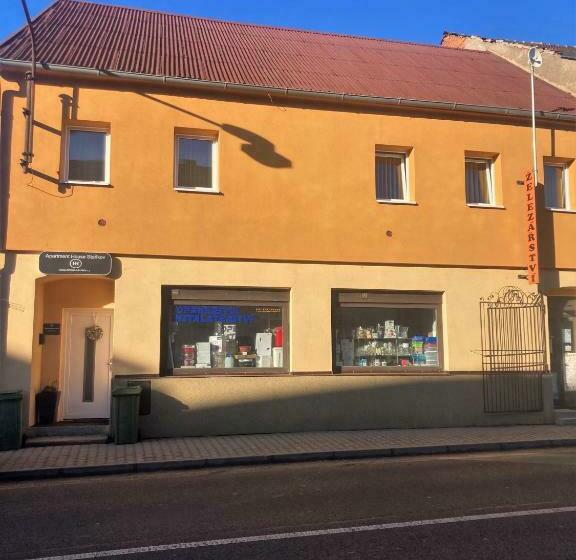 شقة غرفة واحدة, Apartment House Staňkov