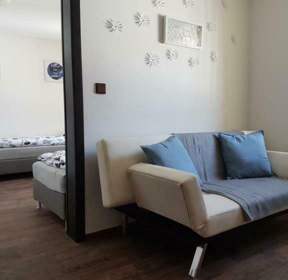 شقة غرفة واحدة, Apartment House Staňkov