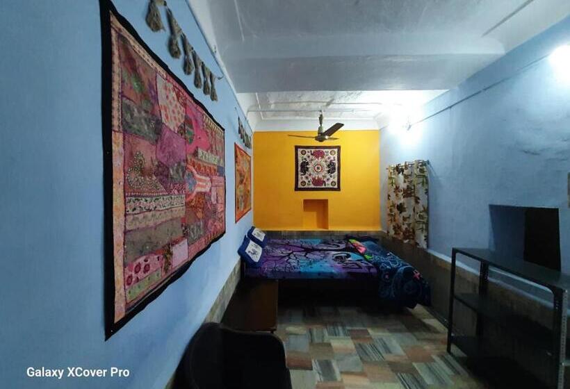 Quarto Economy, Shiva Guest House