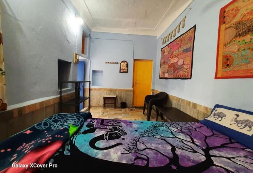 Quarto Economy, Shiva Guest House