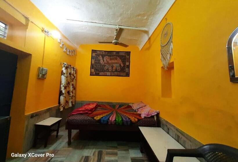 Quarto Economy, Shiva Guest House