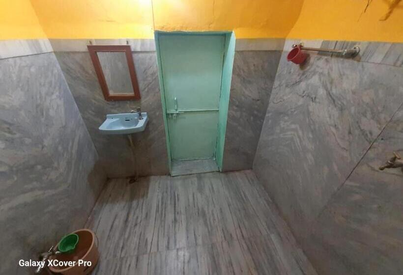 Quarto Economy, Shiva Guest House