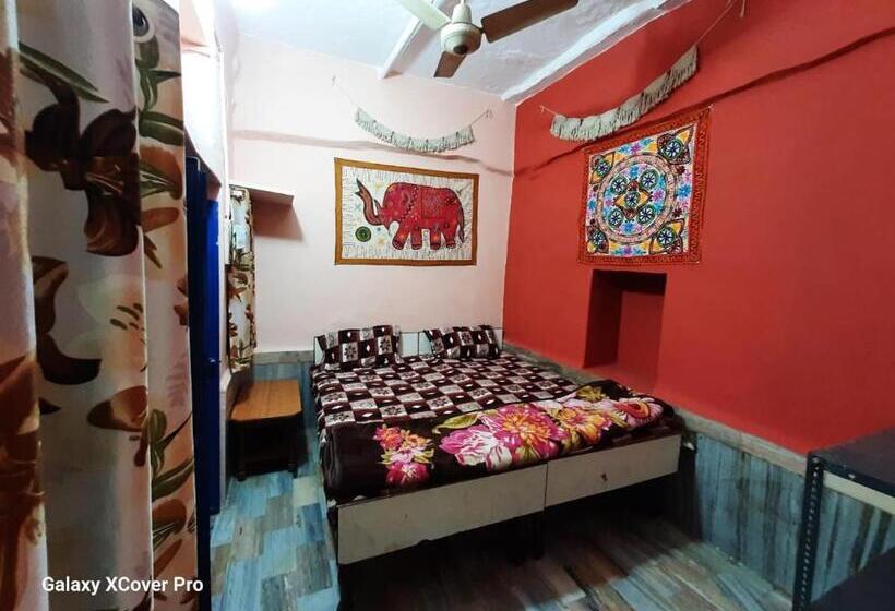 Quarto Economy, Shiva Guest House