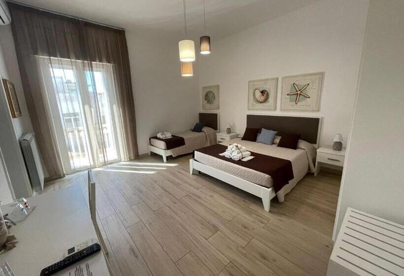带阳台的三人标准间, Faro Bianco Gallipoli Suites & Apartments