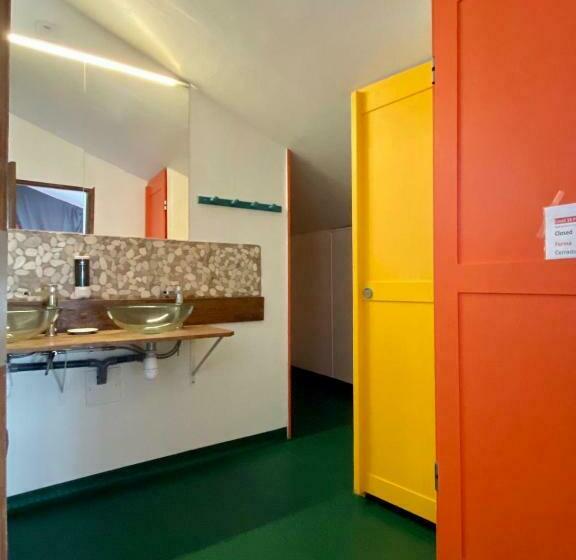 Seng i Delt Værelse, Gite De La Porte Saint Jacques: A Hostel For Pilgrims