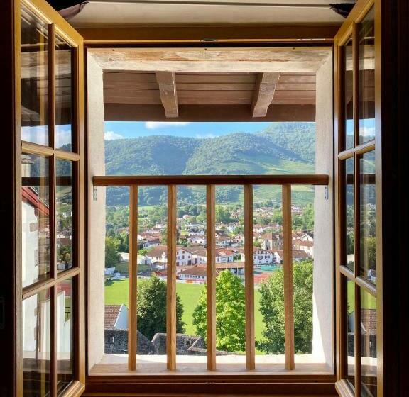 Seng i Delt Værelse, Gite De La Porte Saint Jacques: A Hostel For Pilgrims