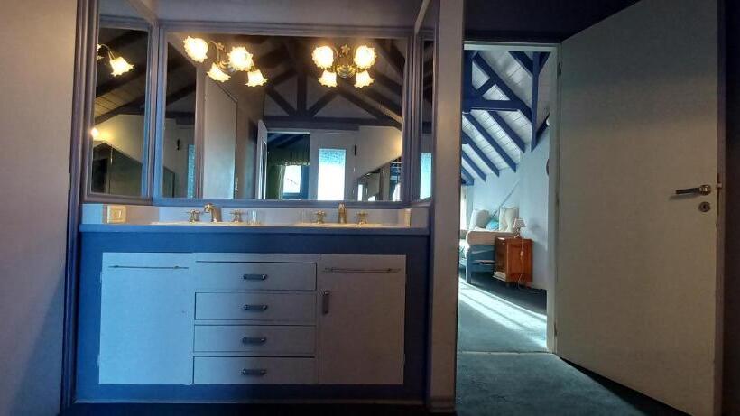 جناح مطلّ علي البحر, Flor Austral