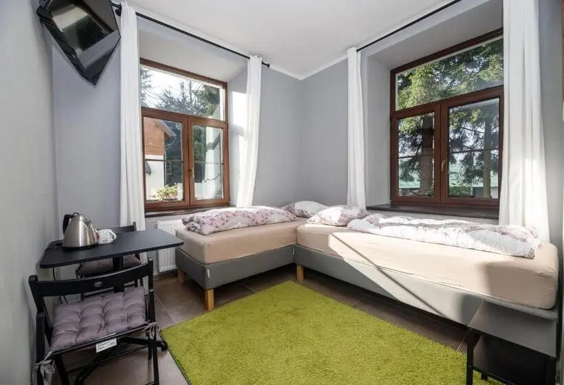 Deluxe Neljän Hengen Huone, Penzion Apidae