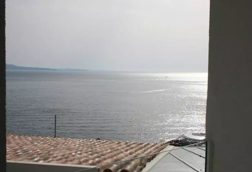 اتاق لوکس با چشمانداز دریا, Bougainville Bay