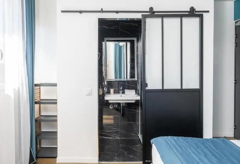 اتاق لوکس با بالکن, The Originals Boutique, Hôtel Le Marignan,le Havre Centre Gare
