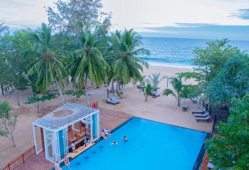 اتاق خانوادگی با چشم‌انداز دریا, Marakolliya Beach Resort