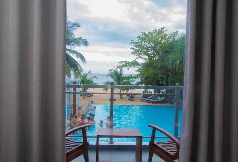 اتاق لوکس با چشم‌انداز دریا, Marakolliya Beach Resort