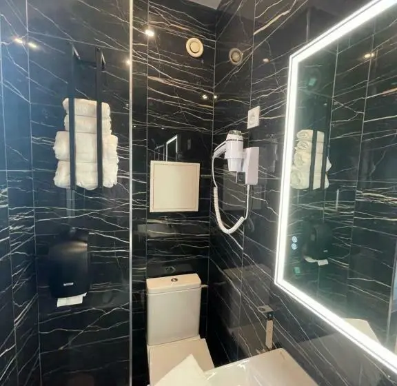 اتاق لوکس با بالکن, The Originals Boutique, Hôtel Le Marignan,le Havre Centre Gare