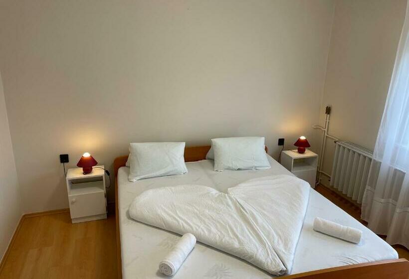 Номер Стандарт, Pingvin Cukrászda Apartman Felső Szint