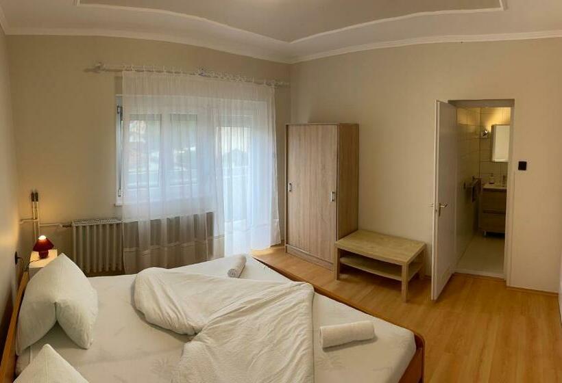 Номер Стандарт, Pingvin Cukrászda Apartman Felső Szint