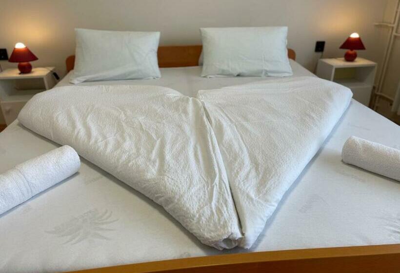 Номер Стандарт, Pingvin Cukrászda Apartman Felső Szint