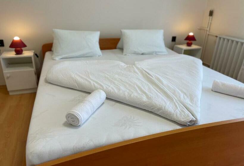 Номер Стандарт, Pingvin Cukrászda Apartman Felső Szint