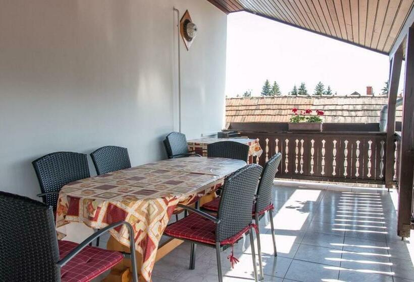 Номер Стандарт, Pingvin Cukrászda Apartman Felső Szint