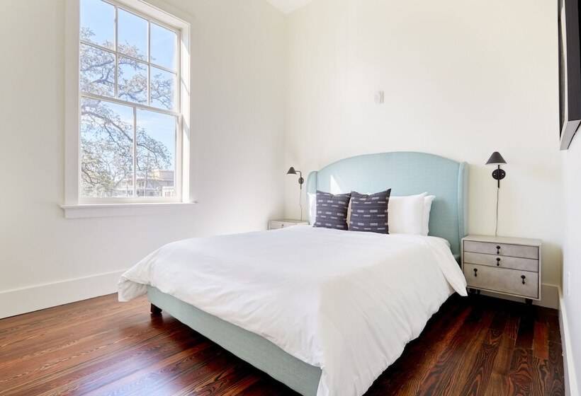 آپارتمان سوپریور 1 خوابه, The Irish House