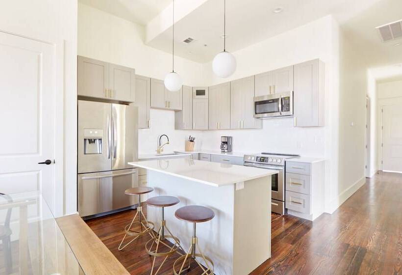 آپارتمان سوپریور 1 خوابه, The Irish House