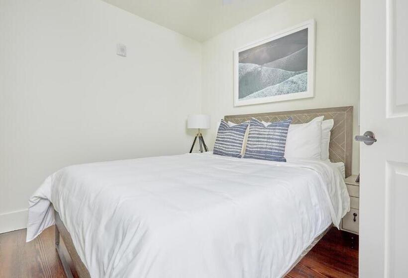 آپارتمان 1 خوابه با بالکن, The Irish House