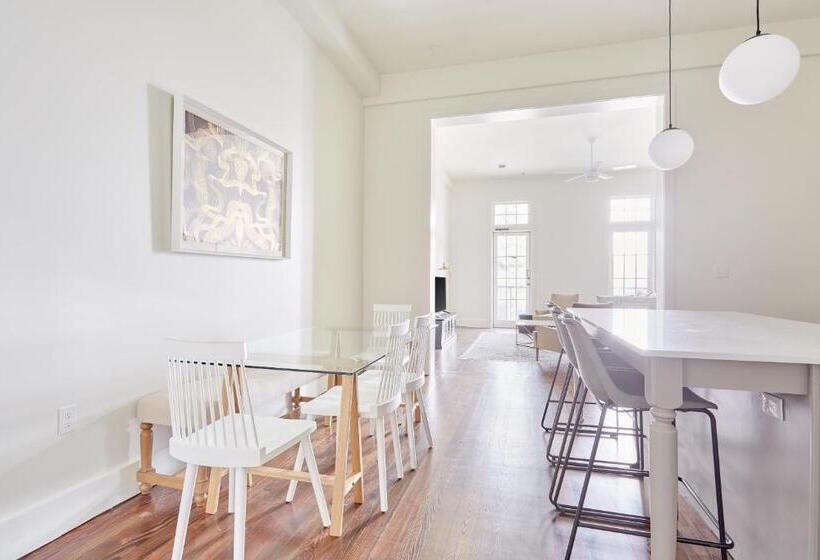 آپارتمان 1 خوابه با بالکن, The Irish House