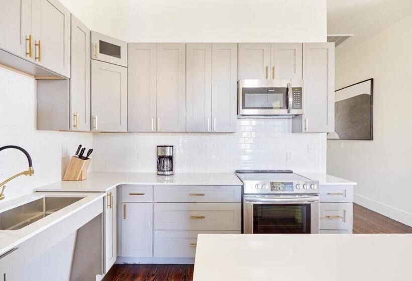 آپارتمان سوپریور 1 خوابه, The Irish House