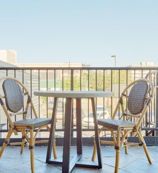 آپارتمان 2 خوابه, The Irish House