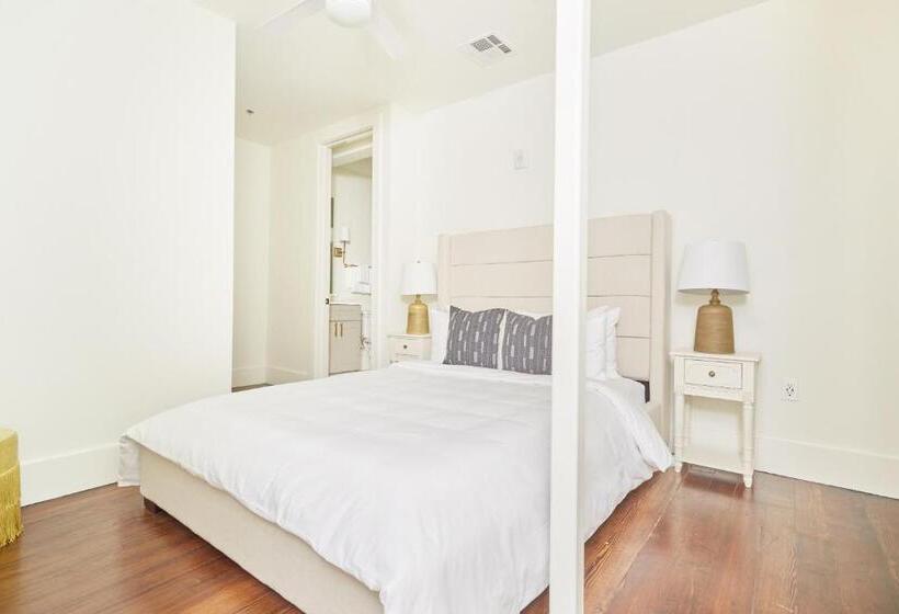 آپارتمان 2 خوابه, The Irish House