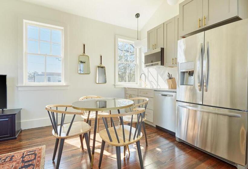 آپارتمان 2 خوابه, The Irish House