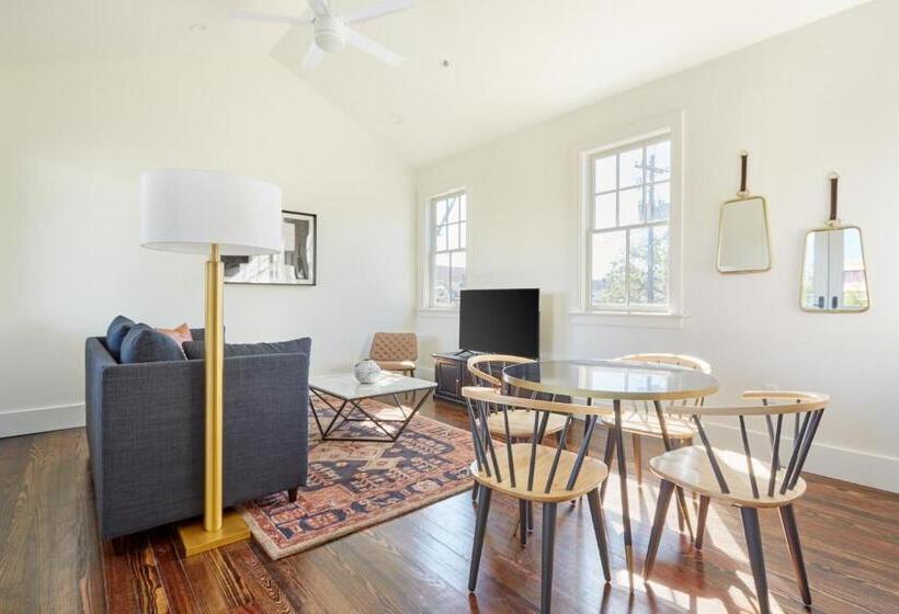 آپارتمان 2 خوابه, The Irish House