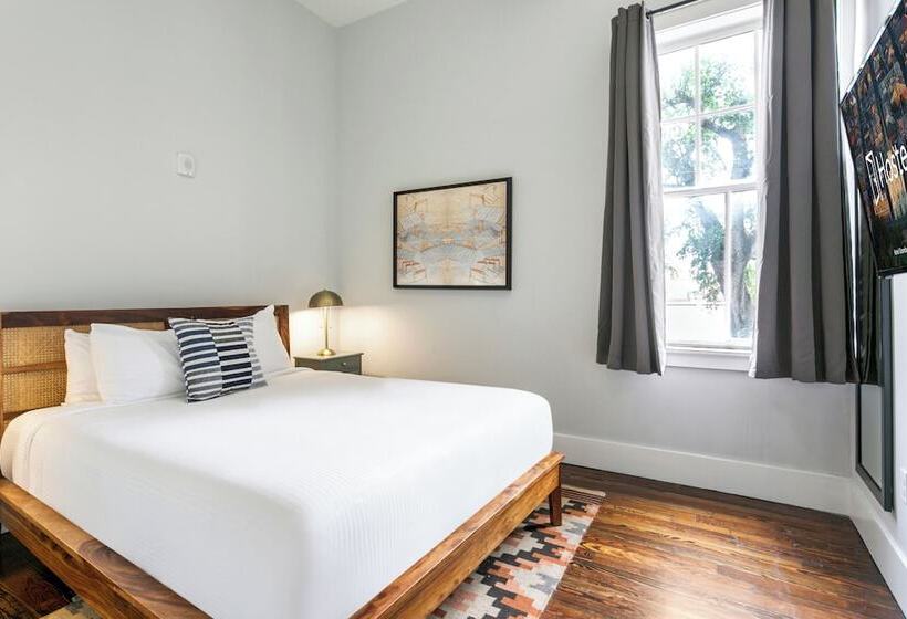 آپارتمان سوپریور 1 خوابه, The Irish House