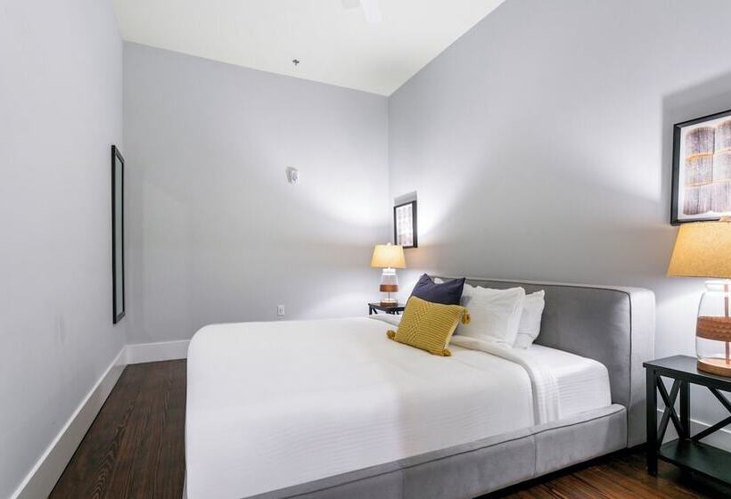 آپارتمان سوپریور 1 خوابه, The Irish House