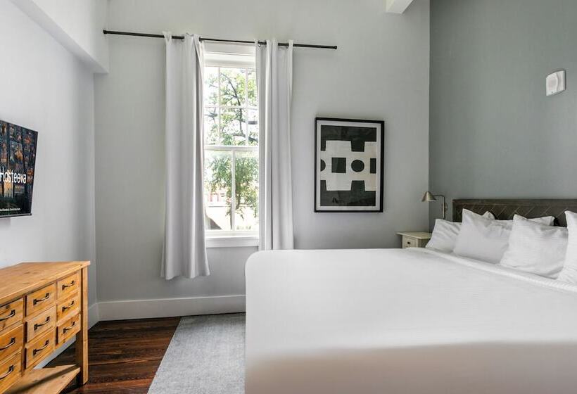 آپارتمان سوپریور 1 خوابه, The Irish House