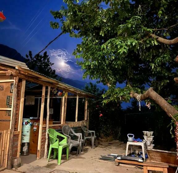 バス共有のスタンダードルーム, Yolo Backpackers   Manali