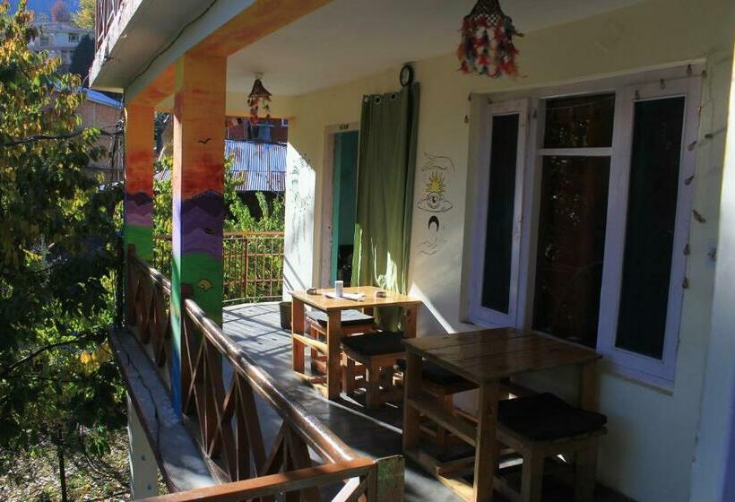 バス共有のスタンダードルーム, Yolo Backpackers   Manali