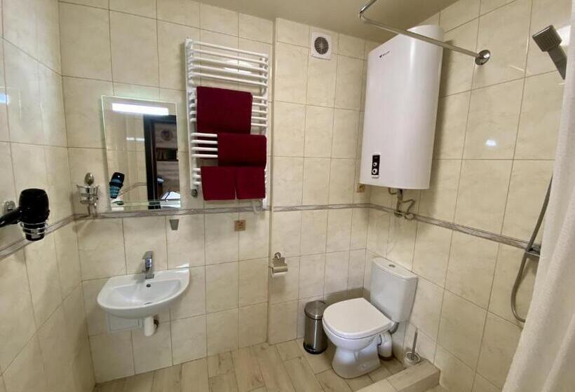 Balkonlu Üç Kişilik Standart Oda, готель довбуш