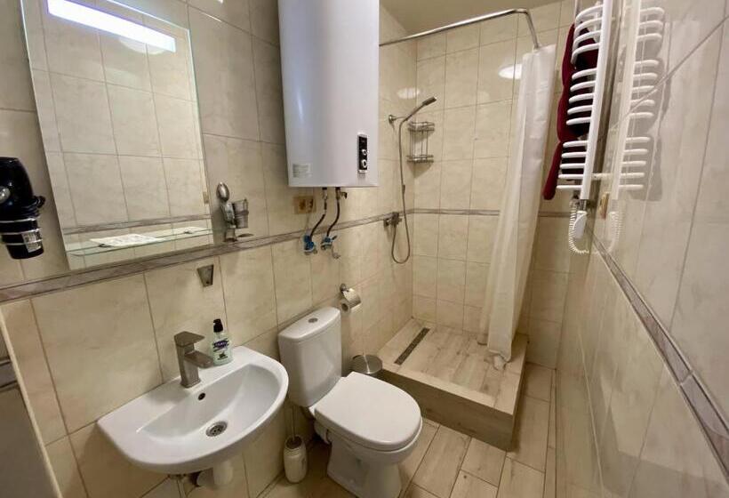 Balkonlu 4 kişilik Standart Oda, готель довбуш