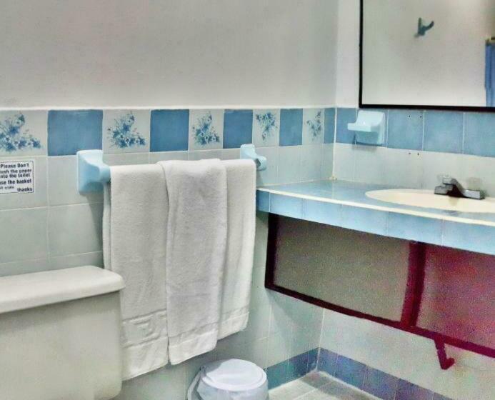 Номер Стандарт, Nahomi Divisamar By Lhr