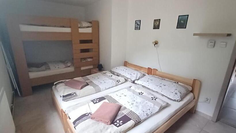 סוויטת 3 חדרי שינה, Chata U Dědka