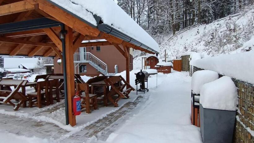 סוויטת 3 חדרי שינה, Chata U Dědka