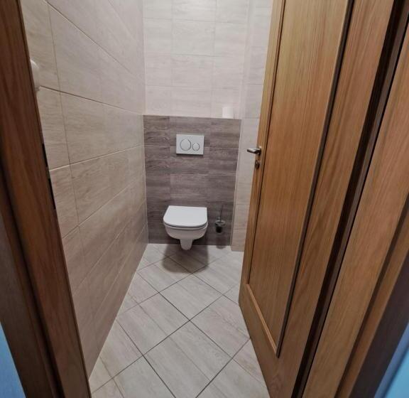 Номер Deluxe, Poutní Dům