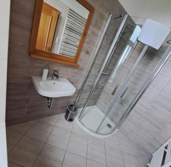 Номер Deluxe, Poutní Dům