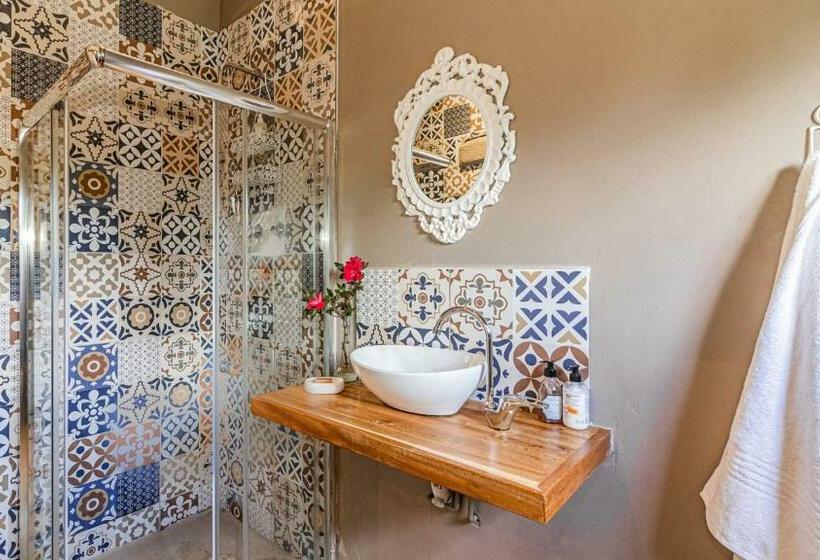 Номер Deluxe, Falling Waters