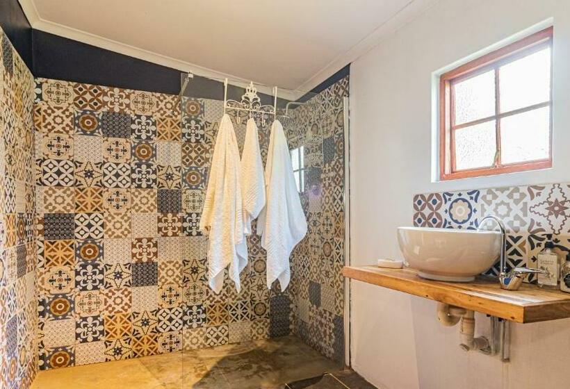 Номер Deluxe, Falling Waters